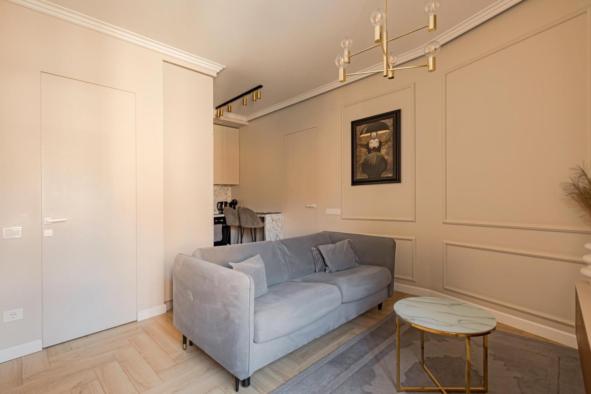 Located New Stylish In Old Town Apartment